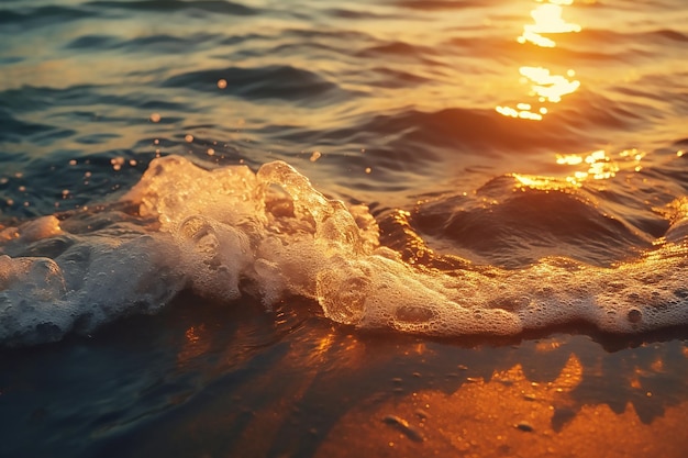 Fala łamie się na plaży o zachodzie słońca