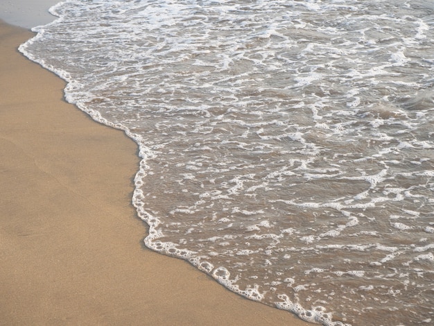 Fala morska na piaszczystej plaży w ciągu dnia