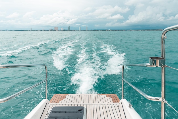 Fala morska z silnika katamaranu z plażą Pattaya i niebem w tle Kieruje się do celu podróży do prowincji Koh Larn Chonburi Tajlandia