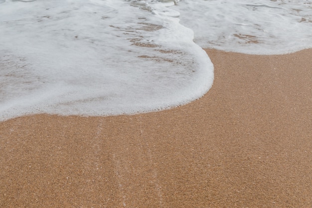 Fala morze na piaska plaży use dla tła