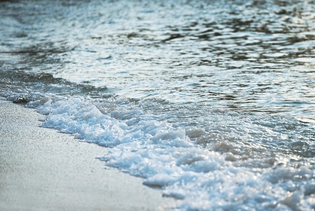 Fala Na Piaszczystej Plaży O Zachodzie Słońca