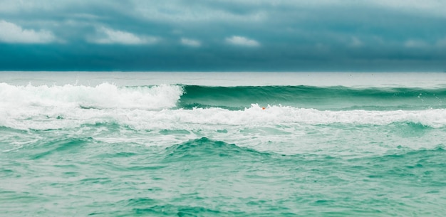 Fala oceaniczna z lekko zachmurzonym niebem