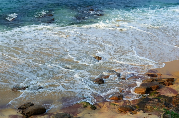 Zdjęcie fala oceanu na piaszczystej plaży