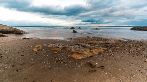 Fala pluskająca w świeżość skał na plaży?