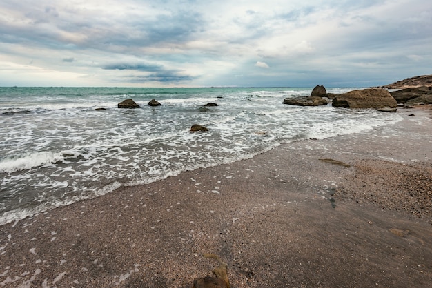 Fala pluskająca w świeżość skał na plaży?