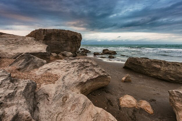 Fala pluskająca w świeżość skał na plaży?