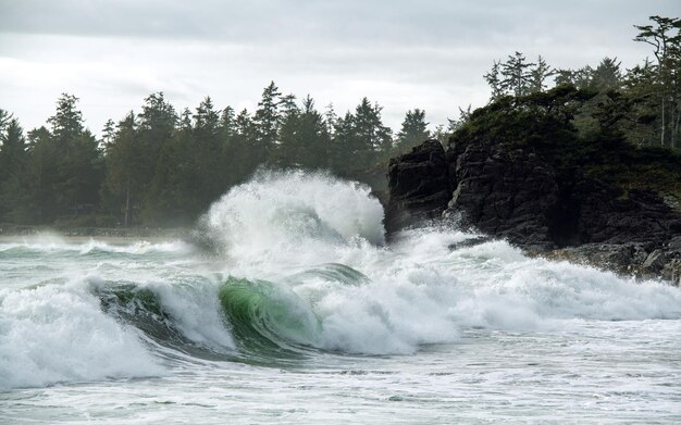 Fala rozbijająca się na skalistym wybrzeżu w Big Beach, Ucluelet, Vancouver Island, BC Kanada