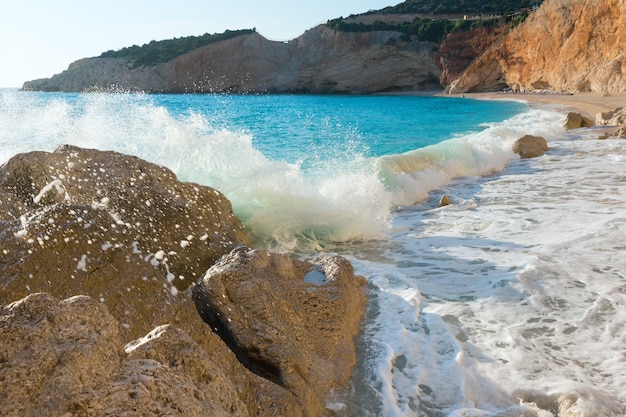 Fala surfingowa na pięknej letniej plaży Porto Katsiki nad Morzem Jońskim (Lefkada, Grecja)