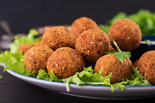 Falafel, Hummus I Pita. Bliskowschodnie Lub Arabskie Potrawy Na Ciemnym Stole