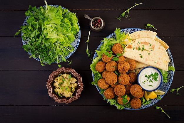 Zdjęcie falafel, hummus i pita. ciemne potrawy z bliskiego wschodu lub arabskie