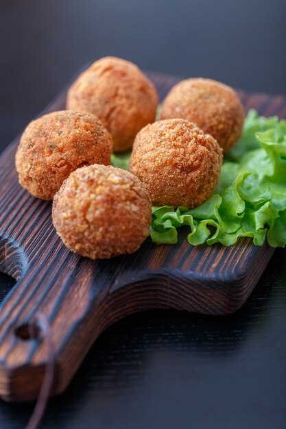 Falafel Leży Na Drewnianej Desce Do Krojenia.