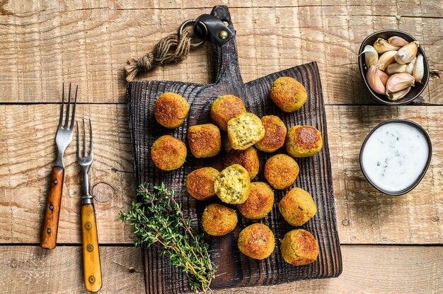 Falafel Z Ciecierzycy Z Sosem Tzatziki Na Desce