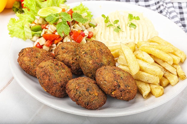 Falafel z humusem i smażonymi ziemniakami