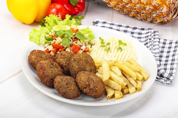 Falafel z humusem i smażonymi ziemniakami