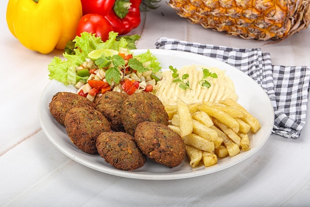 Falafel z humusem i smażonymi ziemniakami