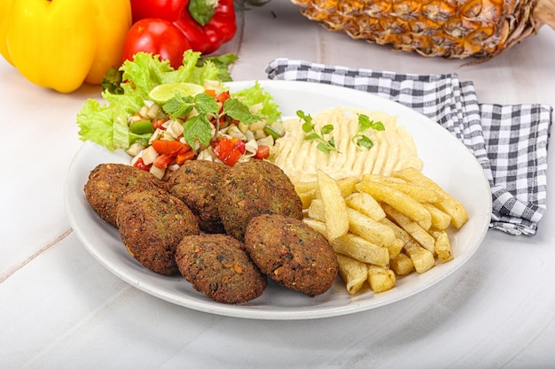 Falafel z humusem i smażonymi ziemniakami
