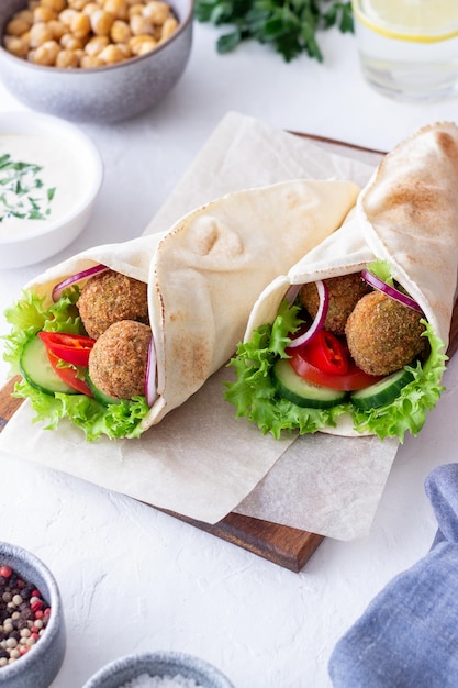 Falafel z warzywami w picie. Zdrowe odżywianie. Jedzenie wegetariańskie.