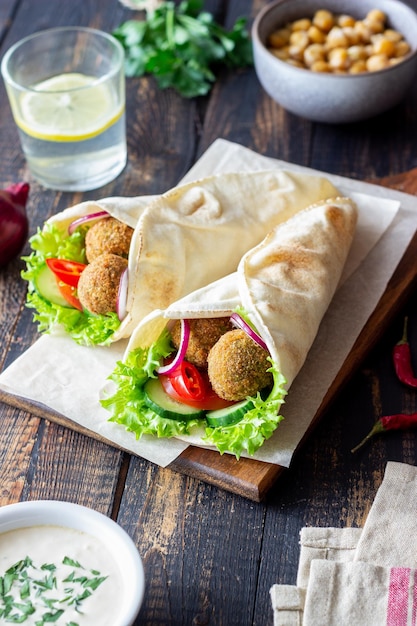 Falafel z warzywami w picie. Zdrowe odżywianie. Jedzenie wegetariańskie.