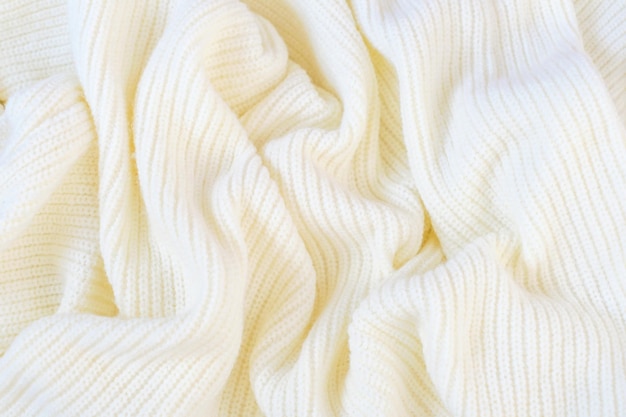 Fałdy na biały sweter z dzianiny zbliżenie tekstury i tła