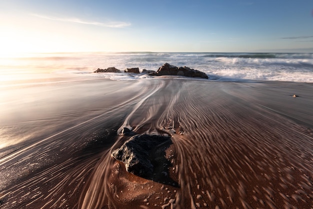 Fale docierające do plaży Ilbarritz w Kraju Basków Biarritz