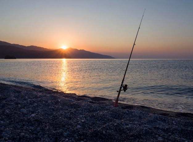 Fale i piękny zachód słońca na greckiej wyspie Evia Eubea na Morzu Egejskim