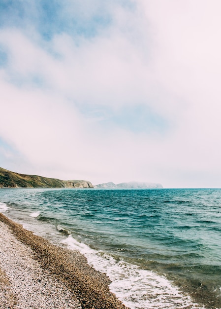 Fale morskie błękitnej wody na plaży