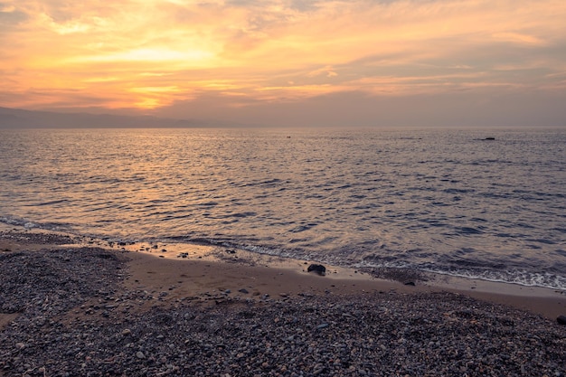fale morskie góry plaża wybrzeża Morza Śródziemnego na wyspie Cypr 3