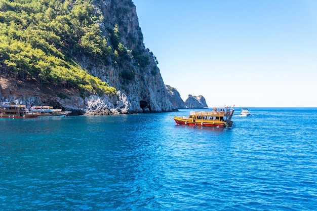 Fale morskie i fantastyczne miejsce do nurkowania na skalistym wybrzeżu Alanya Turcja