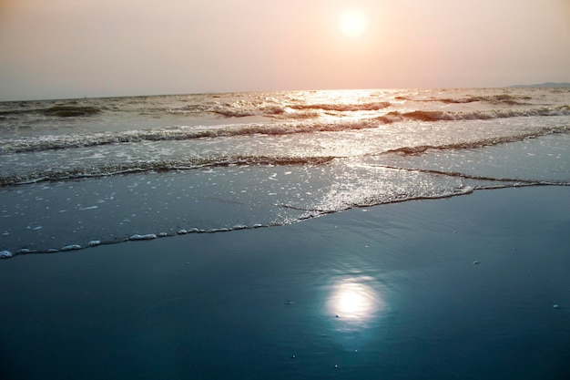 Fale morskie na plaży wieczorem?