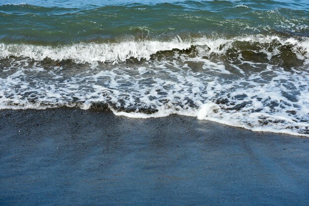 Zdjęcie fale morskie na plaży