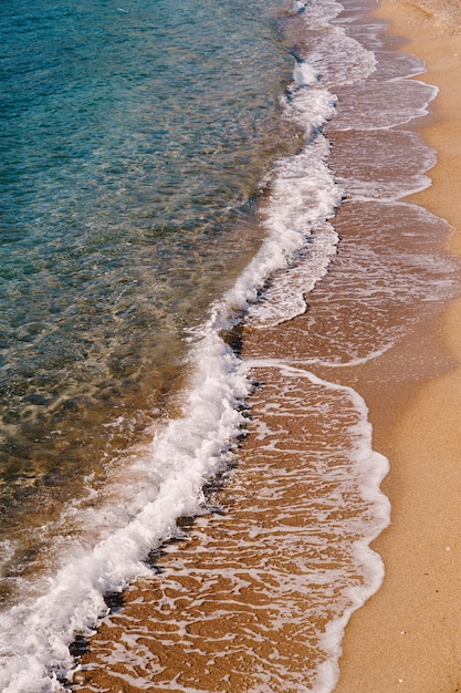 Fale morskie na powierzchni widok z boku piaszczystej plaży