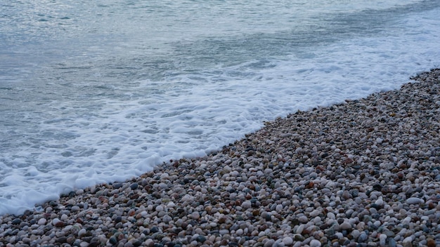 Fale morskie rozbijają się o plażę