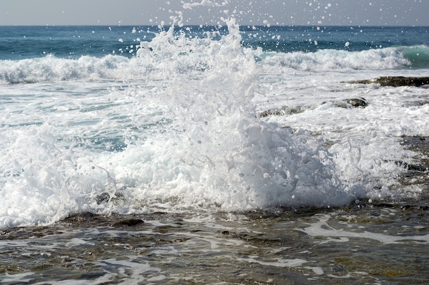 Fale morskie rozbijające się o kamienistą plażę