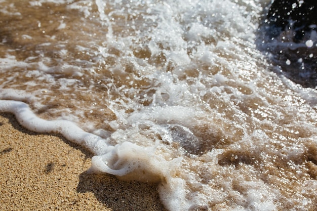 Zdjęcie fale morza na kamienistej plaży kefalonia