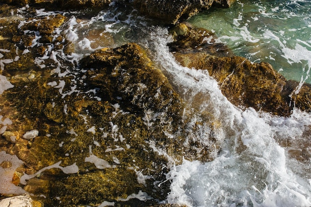 Fale morza na kamienistej plaży Kefalonia