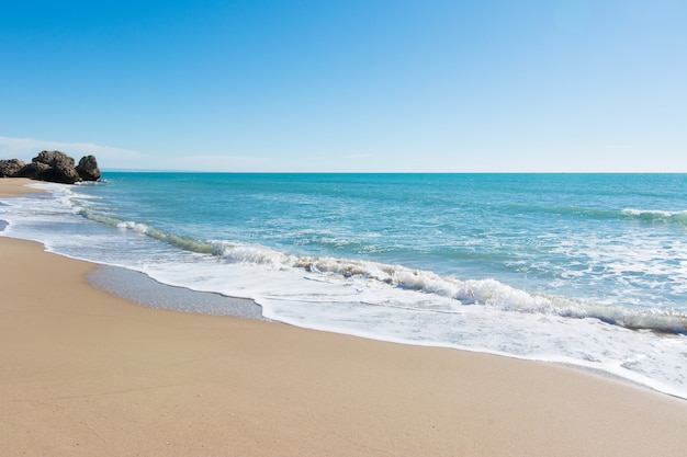 Fale, morze i słońce na plaży na Sycylii - tło
