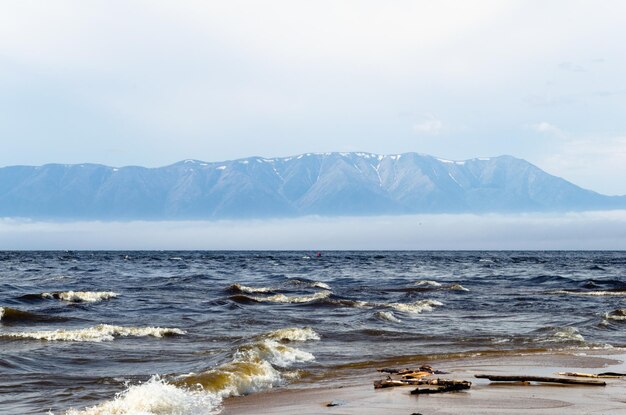 Fale na brzegu jeziora Widok na góry