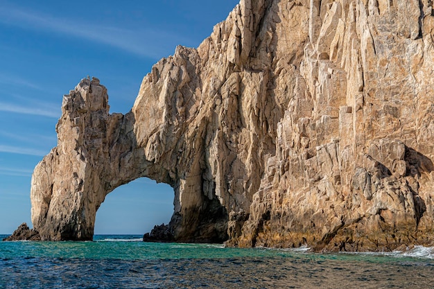 Fale na łukowych skałach w cabo san lucas w meksyku