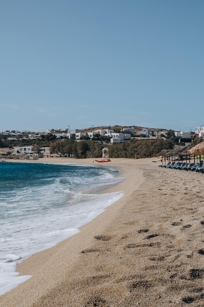 Fale na plaży Kalafati Mykonos Grecja w słoneczny letni dzień
