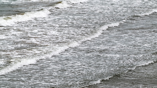 Zdjęcie fale na plaży morskiej