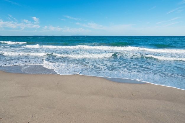 Fale na plaży Platamona we Włoszech