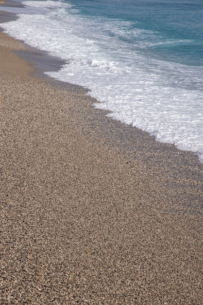 Fale na plaży po deszczu