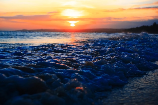 Fale na plaży w tropikach