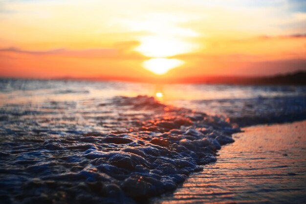 Fale na plaży w tropikach