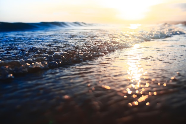 Fale na plaży w tropikach