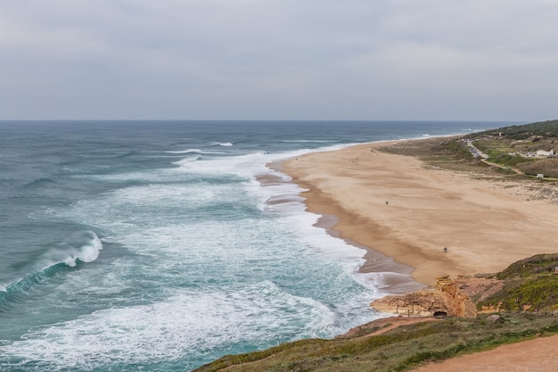 Fale nad brzegiem Nazare.