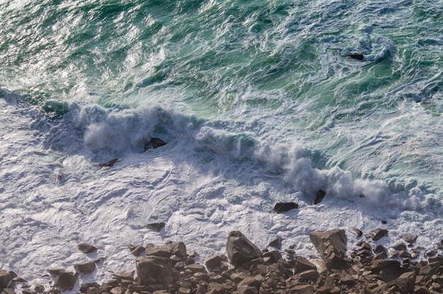 Zdjęcie fale oceanu atlantyckiego w cabo da roca, zachodnim punkcie europy, portugalia.