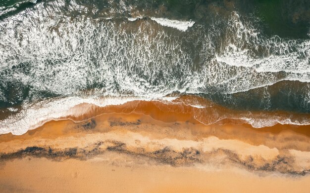 Zdjęcie fale oceanu na brzegu sri lanki