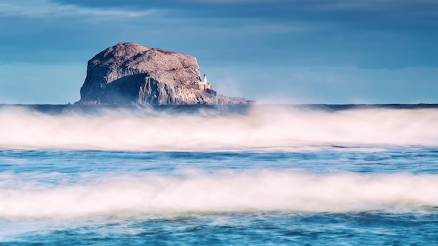 Fale płynące na wyspie Bass Rock