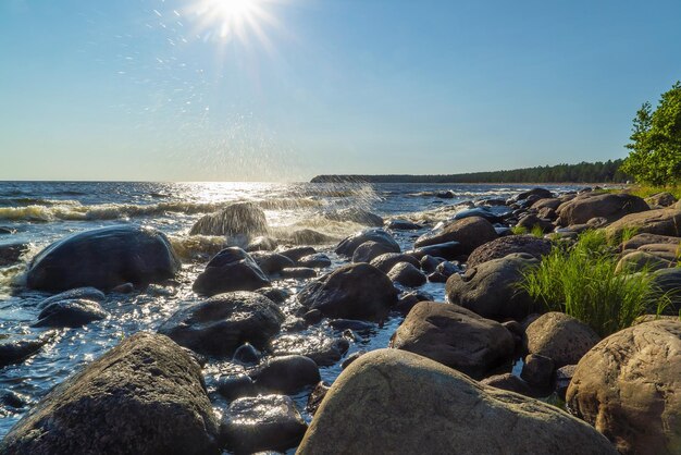 Fale rozbijają się o głazy na brzegu jeziora Ładoga. Widlica. Karelia.